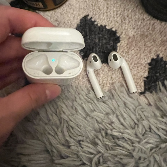 AirPods - Picture 2 of 3